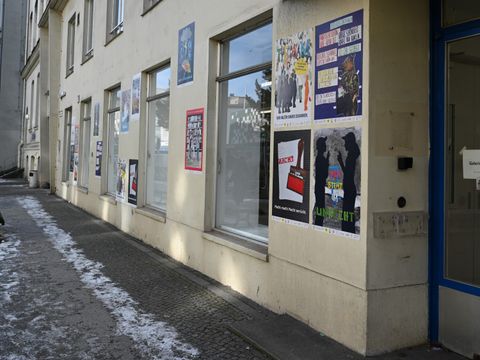Hausfassade mit bunten Plakaten
