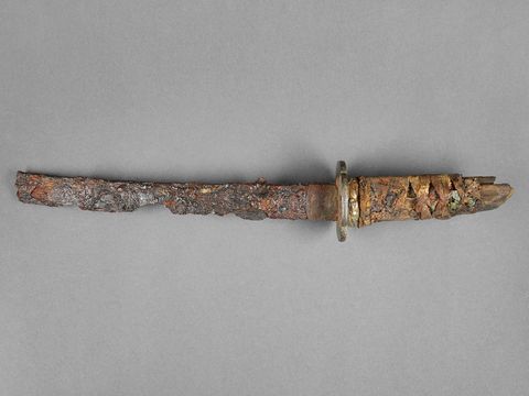 Gesamtansicht des Wakizashi-Schwertes nach der restauratorischen Aufarbeitung (Bild: Staatliche Museen zu Berlin, Museum für Vor- und Frühgeschichte / Anica Kelp)