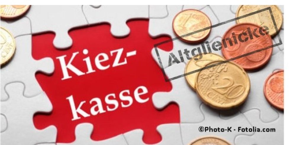 Puzzle und Geldstücke mit der Aufschrift Kiezkasse und einem Stempel mit der Aufschrift Altglienicke