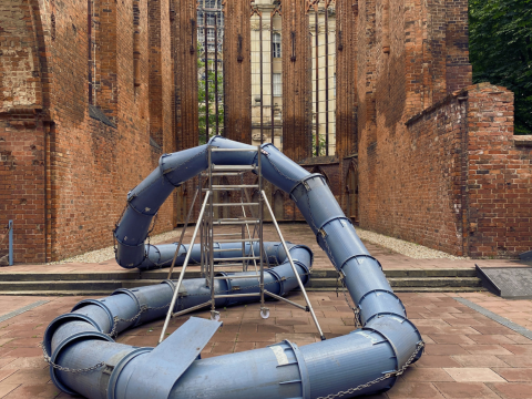 Kunstinstallation in der Klosteruine