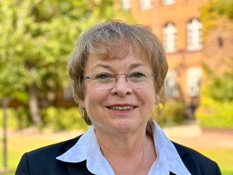 Martina Ruppin vor dem Gebäude der VAk