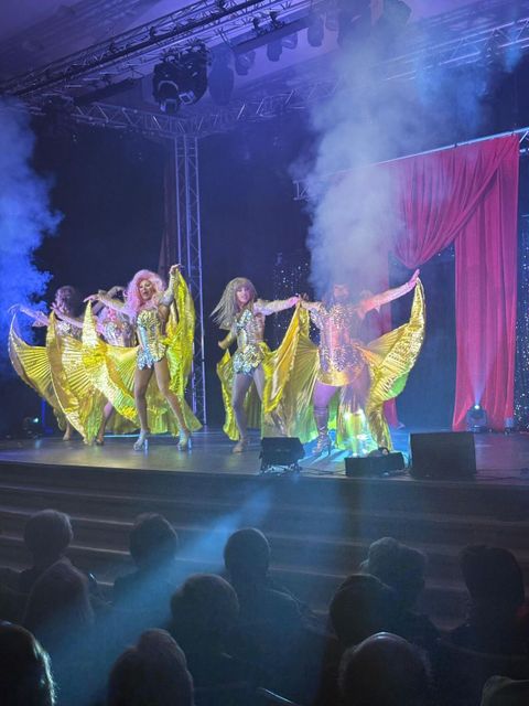 Hamburger Ensemble bringt das Publikum in die schillernde Welt der Travestie (Bild: Bezirksamt Reinickendorf)