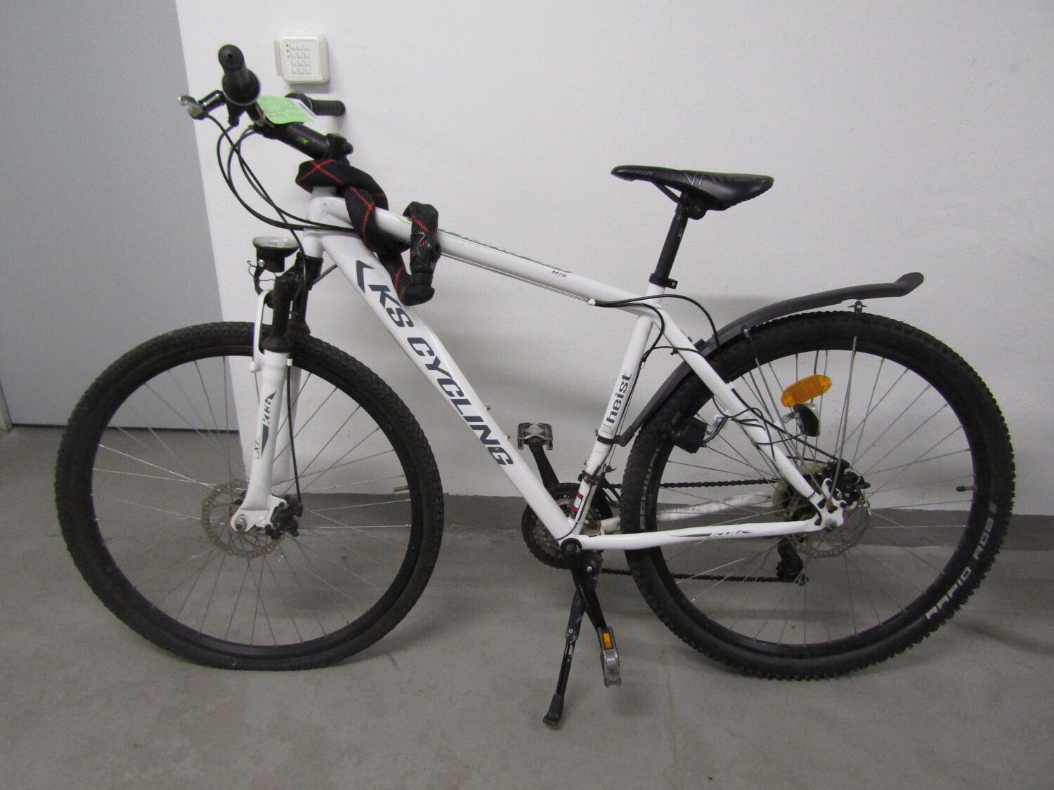 Weißes Herrenfahrrad