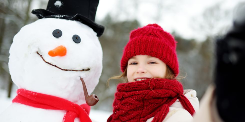 Kind mit Schneemann
