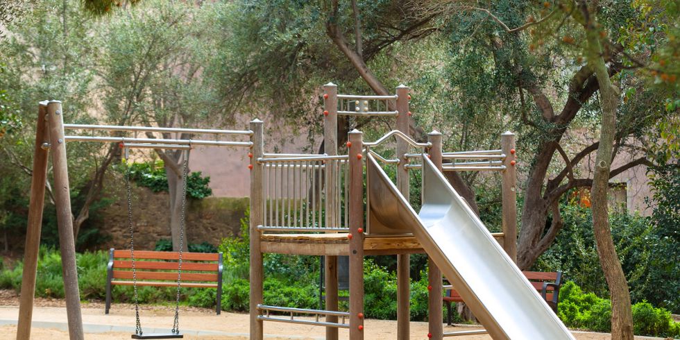Schaukel und Rutsche auf einem Kinderspielplatz
