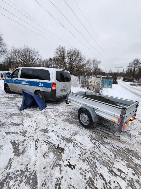 Fahrzeug des Ordnungsamtes Treptow-Köpenick mit Anhänger befüllten Streugut