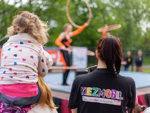 Akrobatinnen feiern die Sanierung der Zirkushalle