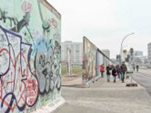 East Side Gallery und Besucher