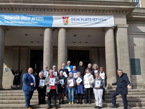 Die neu gewählte Seniorenvertretung mit Bezirksbürgermeister Jörn Oltmann (rechts) und Bezirksstadtrat Matthias Steuckardt (links) vor dem Rathaus Schöneberg