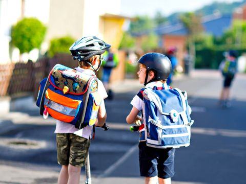 Kinder auf dem Schulweg