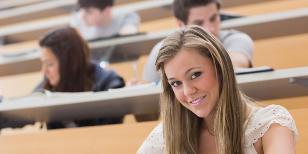 Junge Frau im Hörsaal