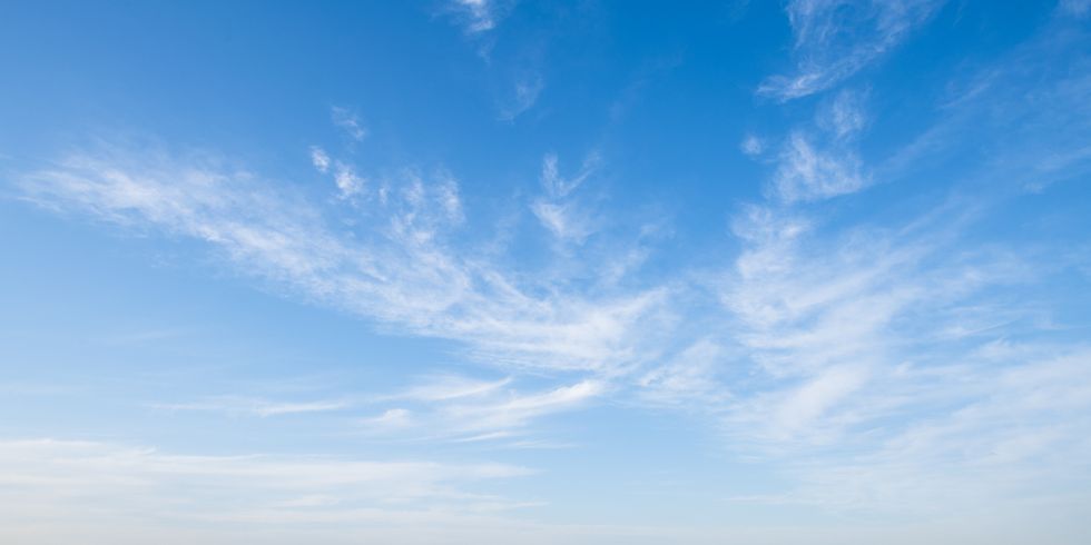 blauer Himmel mit zarten Wolken