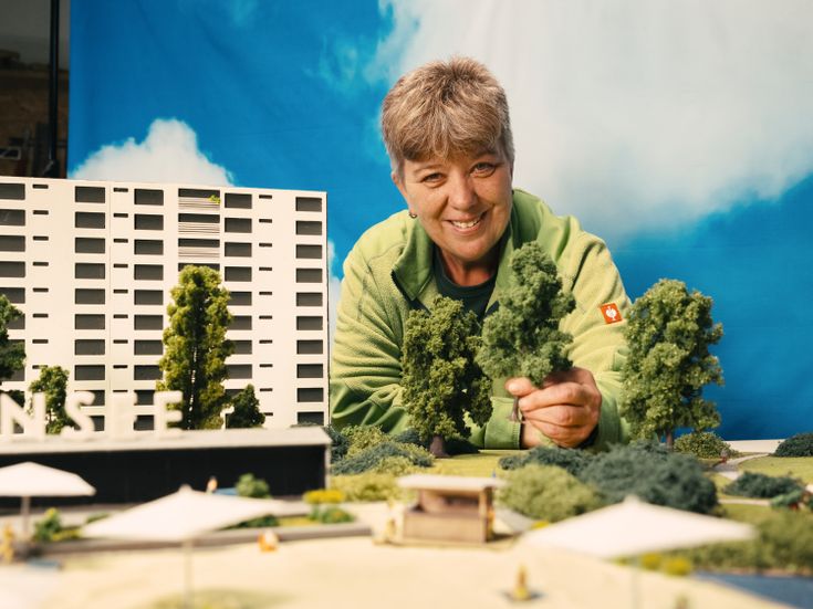 Mitarbeiterin pflanzt Bäume