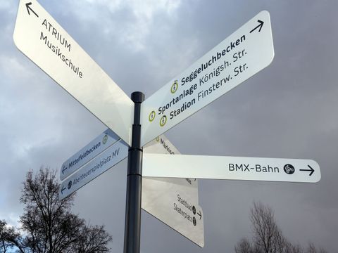 Wegweiser des Leit- und Infosystems im Märkischen Viertel