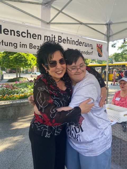 Raphael Schirocki in den Armen der Bürgermeisterin, am Stand des Beirats für Menschen mit Behinderung (Bild: BA Rdf)