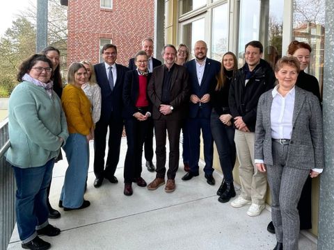 14 Teilnehmende des Treffens zum Pilotprojekt Palliative Versorgung von Geflüchteten aus der Ukraine in Spandau stehen zusammen