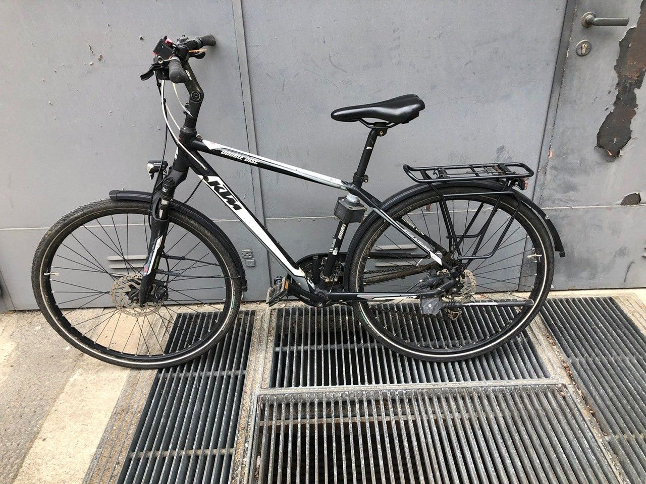 Schwarz-Weißes Herrenfahrrad