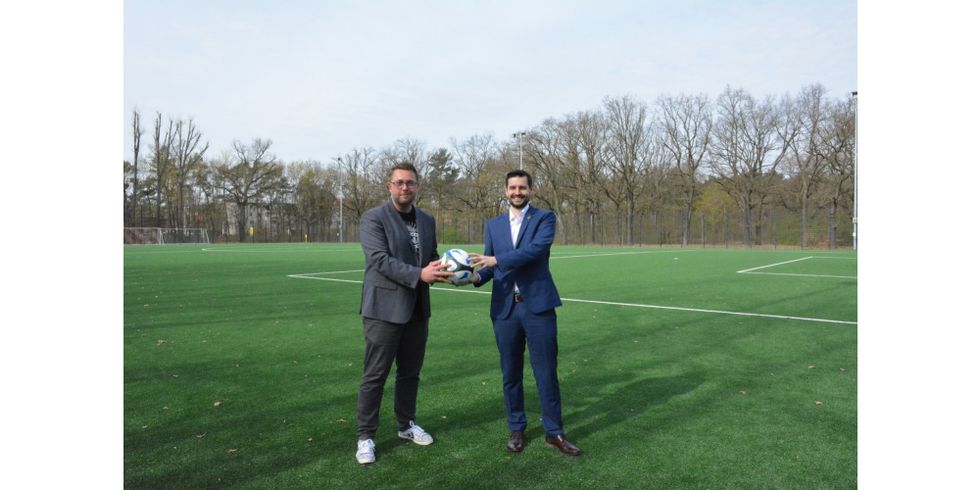 Bezirksstadtrat Brauchmann bei der Eröffnung des neuen Kunstrasenplatzes im Park Wuhlheide