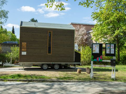 Tiny House in der Großwohnsiedlung am Kamenzer Damm (Bild: Nachbarschaftshaus Wannseebahn e.V.)
