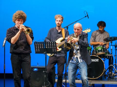 Band spielt