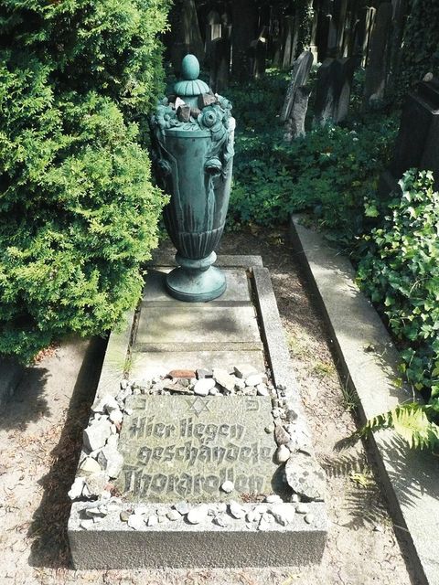 Grabstätte für geschändete Thorarollen, 2009 (Bild: Landesdenkmalamt Berlin, Gesine Sturm)