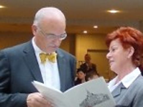 Helmut Siebert mit Bürgermeisterin Christina Emmrich