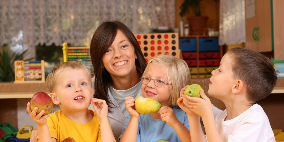 drei Kinder essen Obst