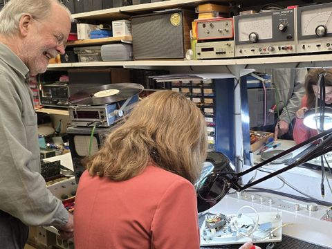 Mit viel Freude zeigt Peter Dorscheid an seinem Arbeitsplatz mit Spiegel Clara Herrmann wie ein Plattenspieler aufgebaut ist