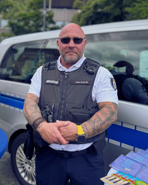 Foto eines Mitarbeiters des Ordnungsamtes im Bereich Soko Müll