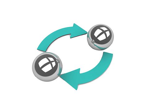 Zwei Kugeln aus Chrom mit zwei blauen Pfeilen kreisförmig angeordnet