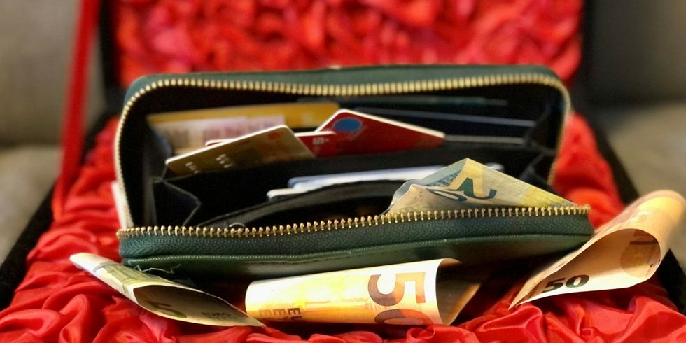 Offenes Portemonnaie und Geld