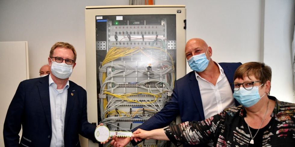Symbolische Schlüsselübergabe: Das Netzwerk des Dienstgebäudes Hohenzollerndamm 177 des Bezirks Charlottenburg-Wilmersdorf ist an das ITDZ-Berlin übergeben worden. Im Foto (v.l.) Bezirksbürgermeister Reinhard Naumann, ITDZ-Vorstand Marc Böttcher und IKT-Staatssekretärin Sabine Smentek