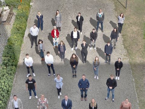 Bezirksbürgermeister Frank Balzer (CDU)(vorne 3. v.l.) begrüßt die neuen Auszubildenden (Bild: BA Reinickendorf)