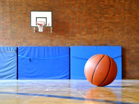 Basketball in einer Turnhalle