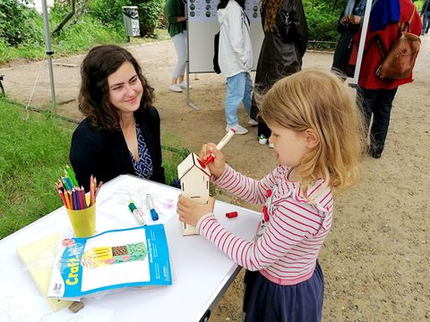 Mutter und Kind bei Mal- und Bastelaktion