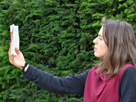 Schülerin mit einem Buch in der Hand