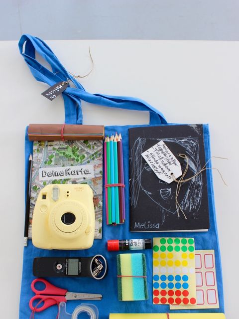 Foto von einem Stoffbeutel mit Dingen für die Stadterkundung