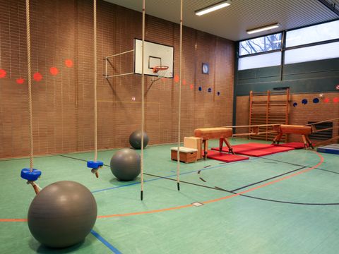 Beispiel von Bewegungsstationen eines Winterspielplatzes (Bild: Bezirksamt Steglitz-Zehlendorf)