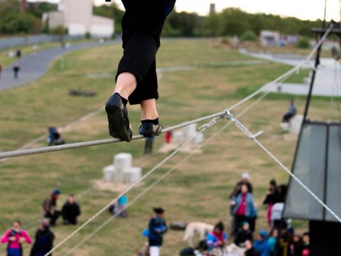 Seiltänzerin auf dem Tempelhofer Feld