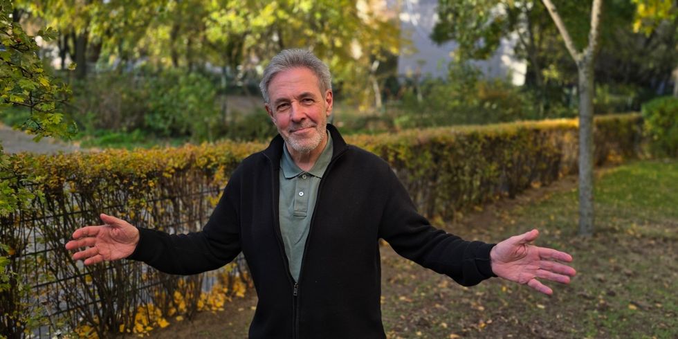 Dr. Uwe Kaczinski im Garten der Begegnungsstätte in der Friedrichshainer Singerstraße