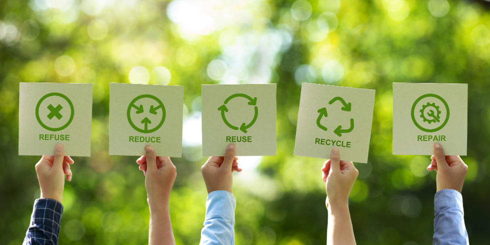 Fünf Hände halten je ein Blatt Papier mit einem Icon der Recyclingwirtschaft