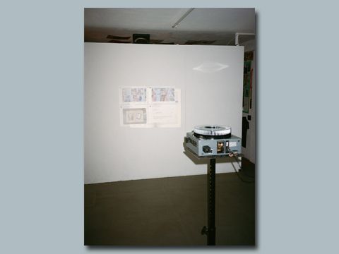 Diaprojektor vor Leinwand