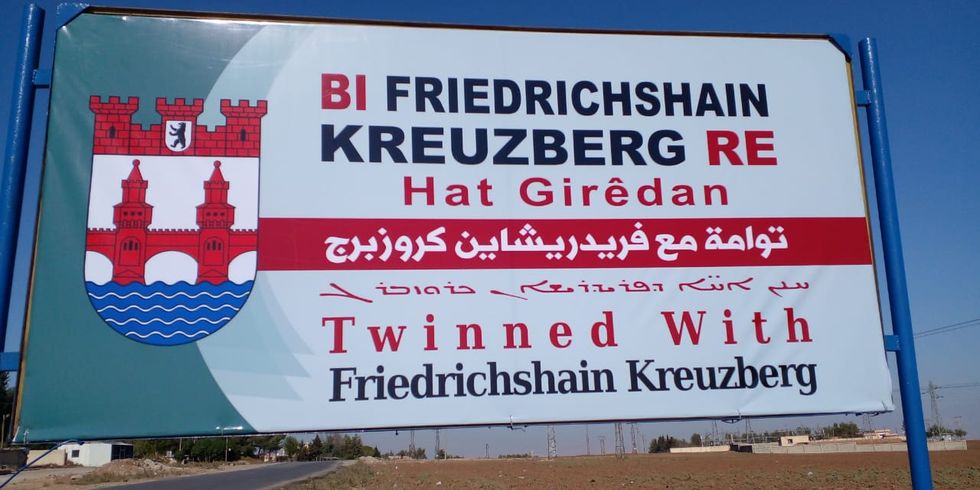 Dieses Schild mit dem Hinweis auf die Städtepartnerschaft steht an den drei wichtigen Ausgangsstraßen aus Dêrik