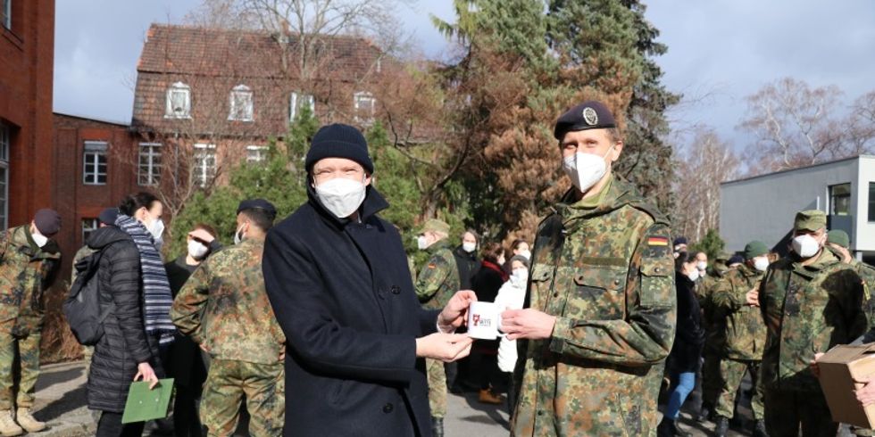 Bezirksamt Mitte verabschiedet sich von 30 Soldat*innen, die das Gesundheitsamt in der Pandemie unterstützt haben