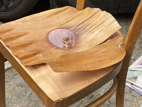 Domesticity, Stuhl (Bildausschnitt)