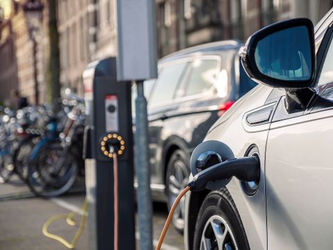 Laden eines Elektroautos an einer öffentlichen Station an der Straße