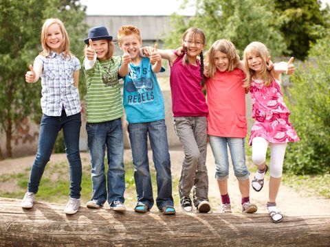 Gruppe fröhlicher Kinder