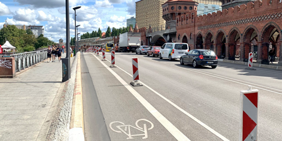 Oberbaumbrücke: Radfahrstreifen erhalten provisorische Schutzelemente