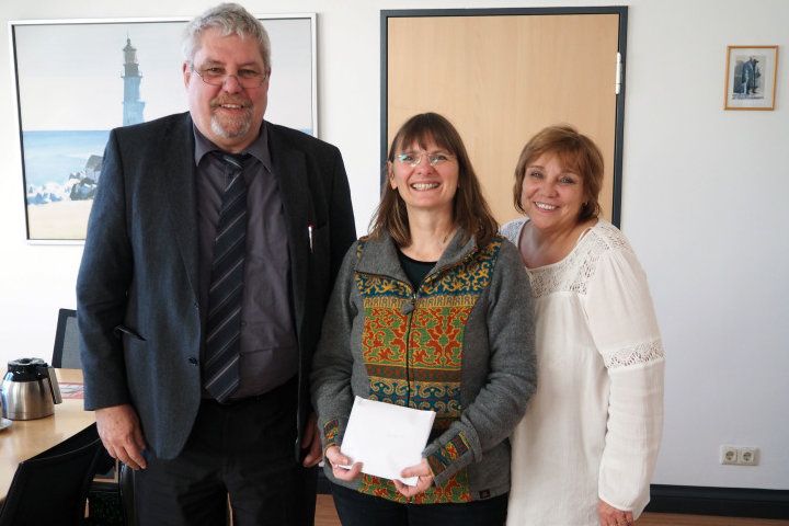 Staatssekretär Klaus Feiler (li.) mit Annett Rose (mi.) und Britta Kelbassa, der Organisatorin des Fußballturniers (Bild: SenFin)