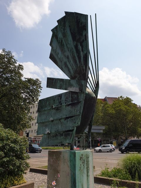 Skulptur Phönix, Hinterseite